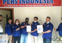 Serah Terima Langsung SK Kepada DPD SPI Kabupaten Siak Oleh Ketum SPI