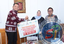 Bersama Bupati Bengkalis Menerima Bantuan Dari BSI Pekanbaru Untuk Korban Banjir di Negeri Junjungan Sebesar 50 Juta
