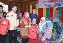 Bupati Bengkalis Kunjungi Dusun Bagan Benio dan Menyerahkan Sejumlah Bantuan Kepada Warga
