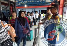 Personil Polsek Bantan Menyambangi Penumpang Yang Berangkat ke Malaysia