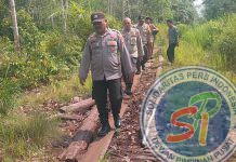 Wujudkan Pemilu Damai Dan Kondusif 2024, Personil Polsek Bengkalis Menyusuri Jalan Rusak Menuju Lokasi TPS