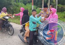 Kapolsek Siak Hulu Berbagi 100 Takjil Kepada Pengguna Jalan dan Bukber