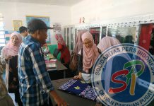 Rombongan Mahasiswa dan Siswi Datang Untuk Melihat Kerajinan Tangan Yaitu Tenun Batik