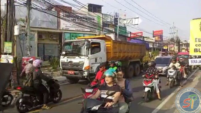 Truk Sampah Mogok di Jalan Raya Sawangan Sempat Bikin Lalin Macet