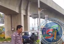 Danovan Mengeluarkan Sajam Dan Menghadap Sejumlah Kendaraan Yang Melintas Di Lokasi