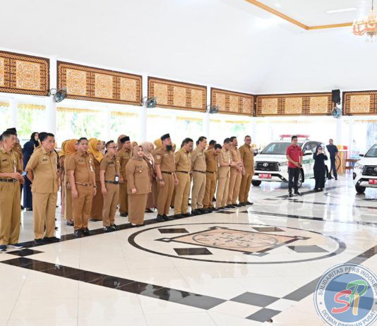 Tenaga Kesehatan Teladan Diberikan sertifikat Secara Simbolis Oleh Bupati Bengkalis