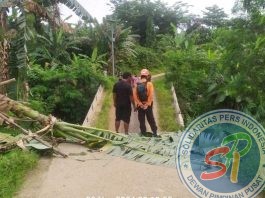 Akibat Hujan Sungai Ciherang Meluap Mengakibatkan Jembatan Ambruk