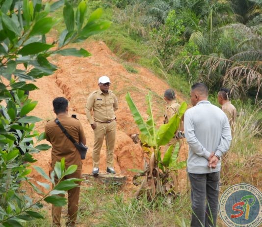 Bupati Pelalawan Meninjau Langsung Kondisi Jalan Pintas Yang Menghubungkan Desa Kemang Dan Desa Meranti Di Kecamatan Pangkalan Kuras