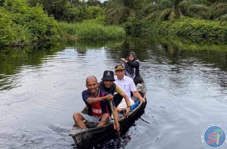 Susur Sungai Mempura Bupati Afni Soroti Kondisi Sungai yang Kian Menyempit