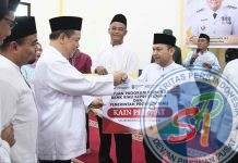 Safari Ramadan di Bengkalis, Plt Gubri SF Hariyanto Serahkan Bantuan Kemitraan BRK Syariah di Desa Muara Basung